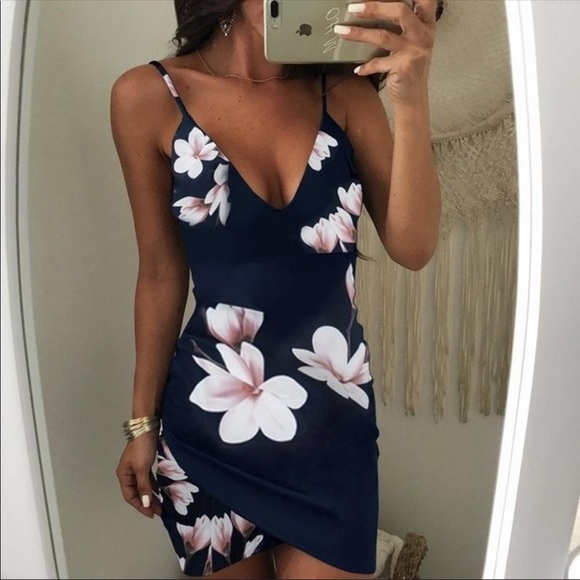 Dresses & Skirts - Tight blue floral mini dress